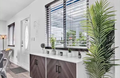 Hollywood House | Resort style Hollywood beach gem, close to Casino and beach