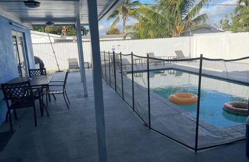 Hollywood House | Resort style Hollywood beach gem, close to Casino and beach