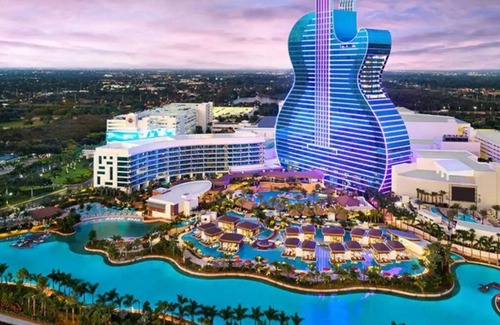 Hollywood House | Resort style Hollywood beach gem, close to Casino and beach