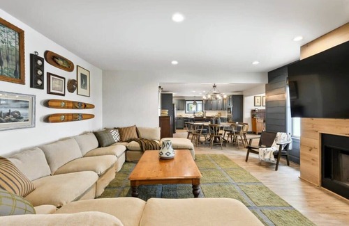 Shoreline Park House | Restful Retreat | Pool & Game Room