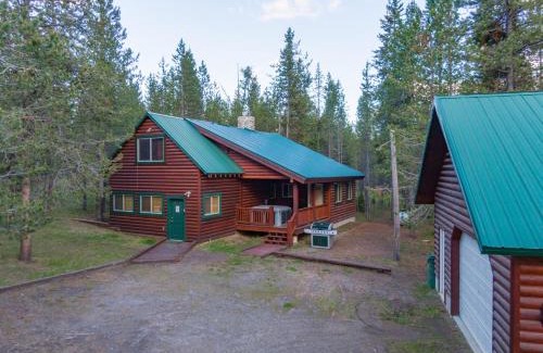 Island Park House | Restoration Pines by KABINO Hot Tub Big Garage Yard Fire Pit Swingset Foosball WiFi Grill