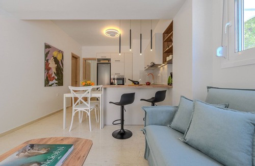 Rethymno Apartment | Rethymno cozy corner apartment next to all amenities