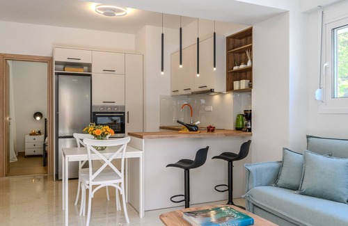 Rethymno Apartment | Rethymno cozy corner apartment next to all amenities