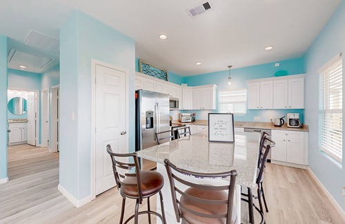 Gilchrist House | Retreat | Bay Views | Large Deck | Family Fun