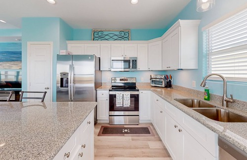 Gilchrist House | Retreat | Bay Views | Large Deck | Family Fun