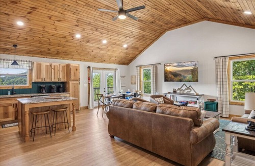 Pigeon Forge Cabin | Retreat: Central w/Sauna-Hot Tub
