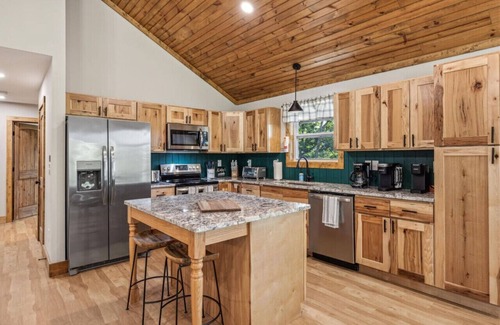 Pigeon Forge Cabin | Retreat: Central w/Sauna-Hot Tub