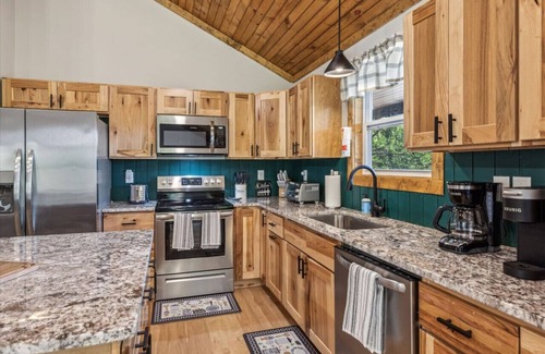 Pigeon Forge Cabin | Retreat: Central w/Sauna-Hot Tub