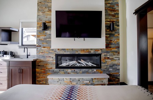 Mammoth Lakes Hotel | Retreat Steps From Devils Postpile National Monument & Scenic Trailheads