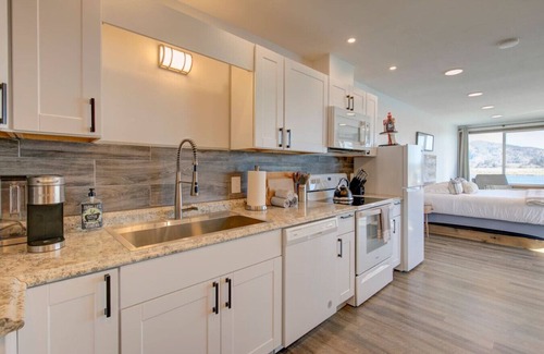 South Bend Apartment | Retreat to the Oyster Bay Hideaway Suite
