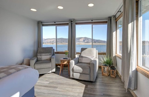 South Bend Apartment | Retreat to the Oyster Bay Hideaway Suite