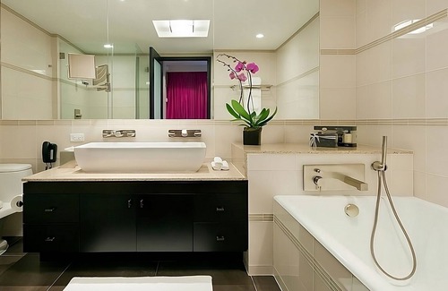 Rose Hill Hotel | Retreat to Understated Elegance! 4 Family-friendly Units, Rooftop Pool