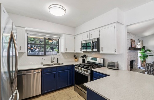 Round Rock House | Retreat w/Heated Pool, Hot Tub, Cold Plunge, Game Room, Massage Chair – Close to Kalahari Resort