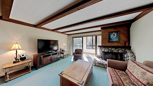 Mammoth Lakes Apartment | Retro 3 Bed 3 Bath Condo with Mountain View!