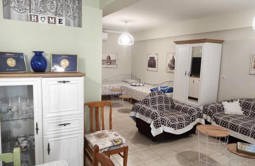 Nea Peramos House | Retro Beach House