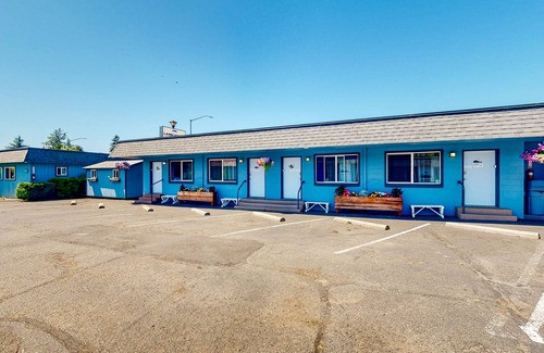Bandon House | Retro beach room with fast WiFI - walk to downtown shops & restaurants