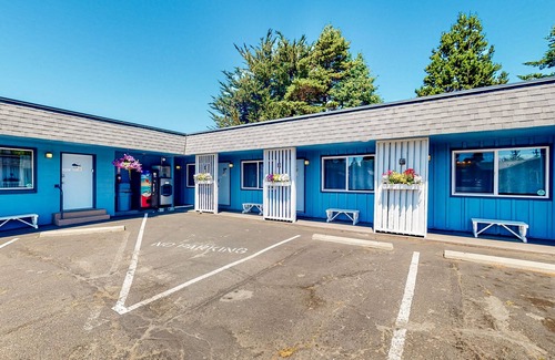 Bandon House | Retro beach room with fast WiFI - walk to downtown shops & restaurants
