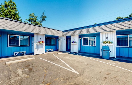 Bandon House | Retro beach room with fast WiFI - walk to downtown shops & restaurants