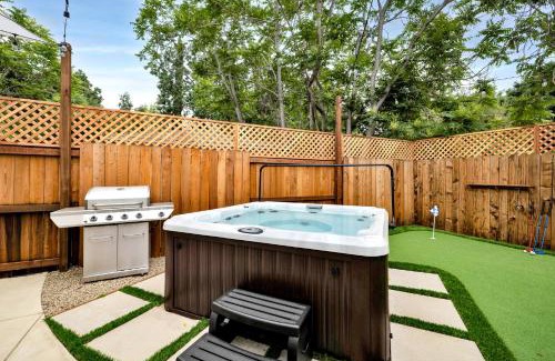 Thousand Oaks House | Retro Cottage, Hot Tub, Putting Green, walk to all