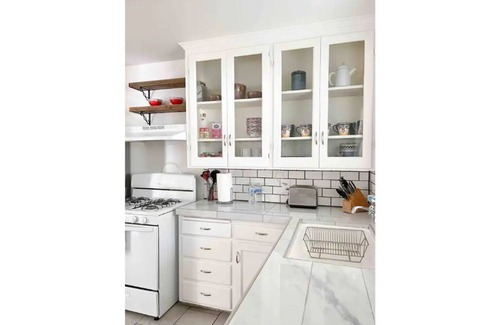 Raisin House | Retro Home Close to All 3 Freeways