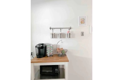 Raisin House | Retro Home Close to All 3 Freeways