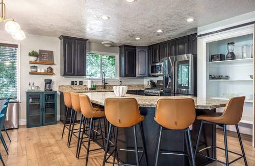Cottonwood Heights House | Retro house of fun- Sleeps 20- 8 Person Hot tub