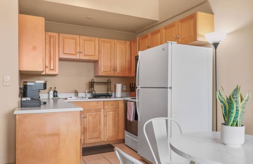 Downtown Cleveland Apartment | Retro Loft King Bed 2TVs Gym Sauna Parking