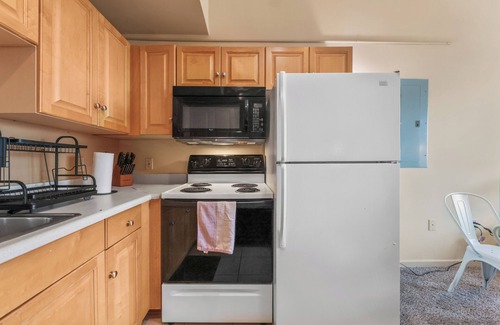 Downtown Cleveland Apartment | Retro Loft King Bed 2TVs Gym Sauna Parking