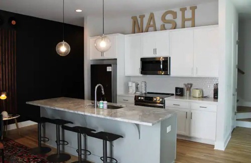 Nashville House | Retro Music City TH 6 miles DT 3 miles Opry rooftop patio 2 BR 2.5 BA sleeps 8