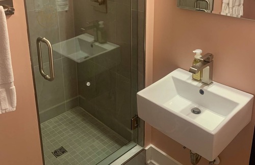 Nashville House | Retro Music City TH 6 miles DT 3 miles Opry rooftop patio 2 BR 2.5 BA sleeps 8