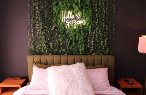 Nashville House | Retro Music City TH 6 miles DT 3 miles Opry rooftop patio 2 BR 2.5 BA sleeps 8