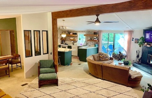 Bracey House | "Retro Retreat" Lakefront House