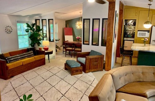 Bracey House | "Retro Retreat" Lakefront House