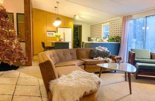 Bracey House | "Retro Retreat" Lakefront House