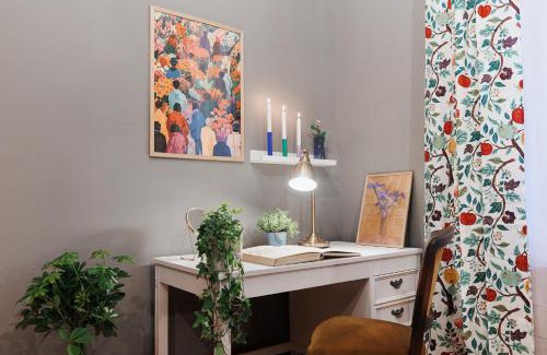Stari Grad Apartment | Retro Retreat with Air Hockey Old Town Heart