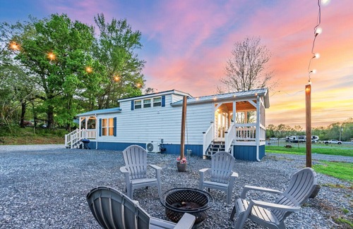 Guntersville Cottage | Retro Themed Tiny House w/Boat Parking + Private Firepit & Minutes to Boat Launches