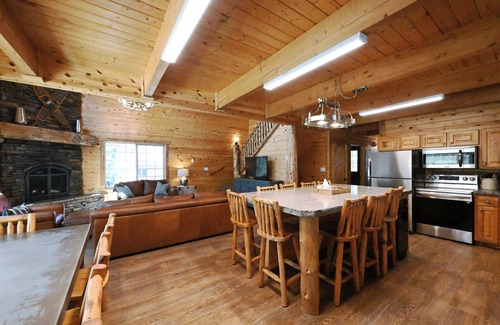 Island Park Cabin | Reunion Lodge Near Yellowstone with Hot Tub