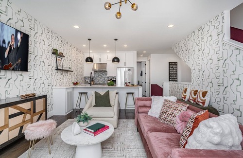Katie Hill Neighborhood Cottage | Revival-rooftop Deck/hot Tub- Mins to Broadway