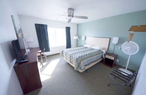 Fairbanks House | Rewak Studios: Gigabit Powered WiFi! Hotel-Style Furnished Studios-Easy Walk to Lots of Places