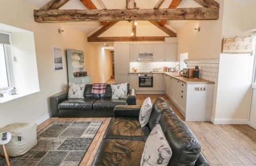 Oswestry House | Rhianwen, Plas Moelfre Hall Barns