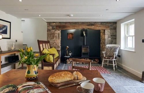 Laugharne House | Rhif Un , Premium cottage with Log burner & Enclosed garden