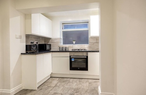 Cambridge House | Rhone - Spacious 5 Bedroom Orchard Haven