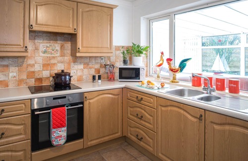 Rhosneigr House | Rhonwil : Pet-Friendly 3‑Bed Bungalow with Sunroom in Rhosneigr | Managed by Anglesey Holiday Lettin