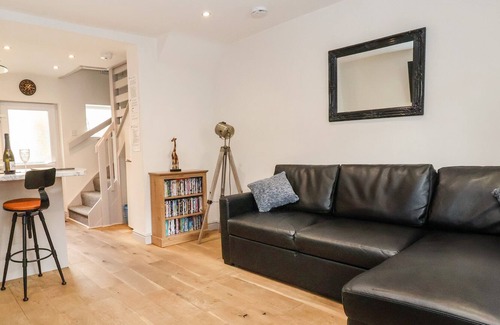 Ruthin Cottage | RHOS STREET RETREAT, pet friendly, with hot tub in Mabe