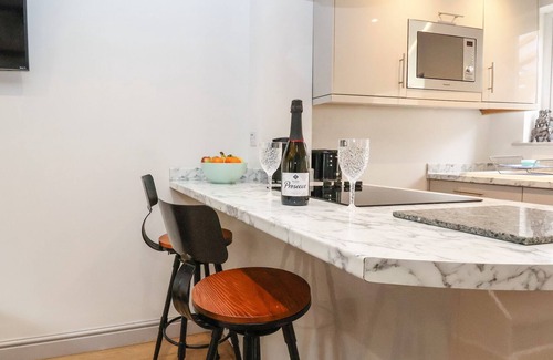 Ruthin Cottage | RHOS STREET RETREAT, pet friendly, with hot tub in Mabe