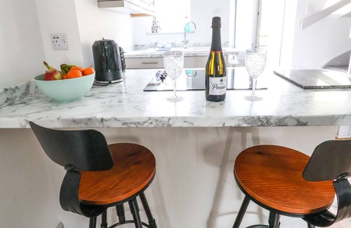 Ruthin Cottage | RHOS STREET RETREAT, pet friendly, with hot tub in Mabe