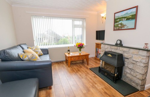 Rhosgoch Cottage | RHOSLAN, family friendly, with a garden in Rhosgoch