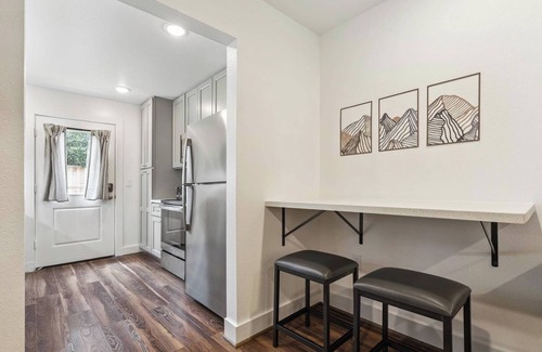 South Central Houston Apartment | Rice Village Escape ~ Dining Shopping Fun