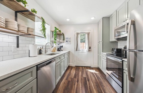 South Central Houston Apartment | Rice Village Escape ~ Dining Shopping Fun
