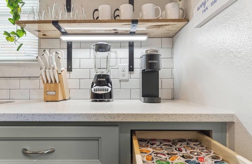 South Central Houston Apartment | Rice Village Escape ~ Dining Shopping Fun